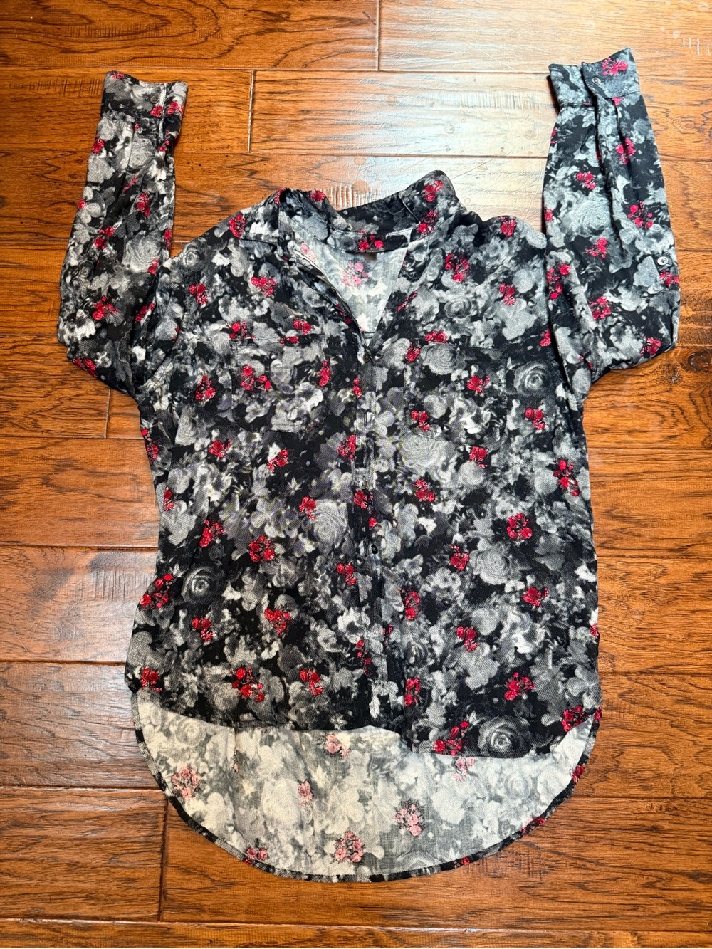 Rock & Republic Floral Button Down Blouse Large Black Gray Red High Low Hem - Picture 12 of 12